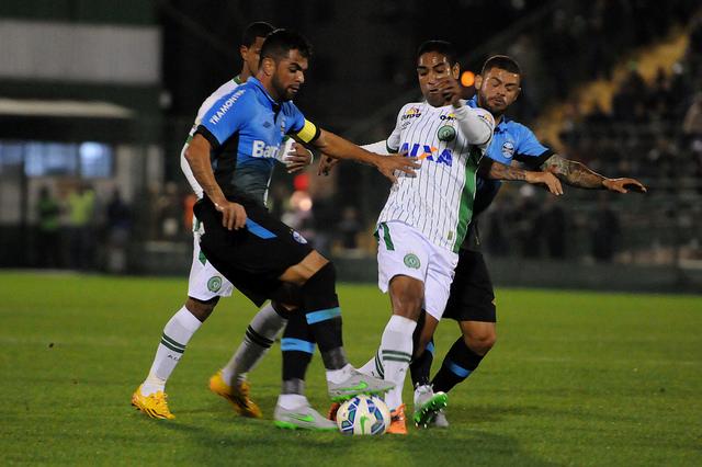 Após um primeiro tempo movimentado, partida ficou truncada na etapa final