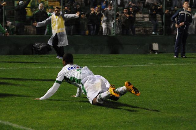 Com direito a peixinho, Bruno Rangel comemorou muito o gol da vitória
