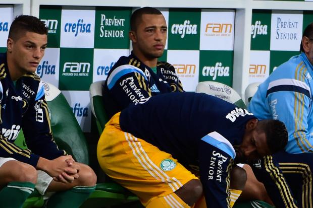 Com o rosto inchado, Vitor Hugo não pôde atuar no segundo tempo e passará por exames