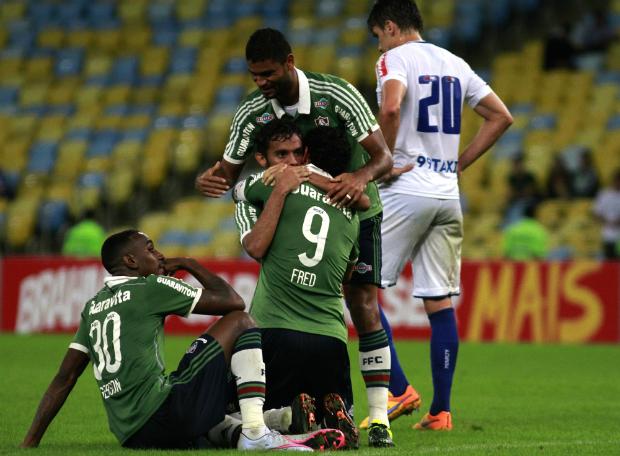 O abraço entre o veterano e o garoto de 21 anos representa bem o momento de reconstrução do Flu