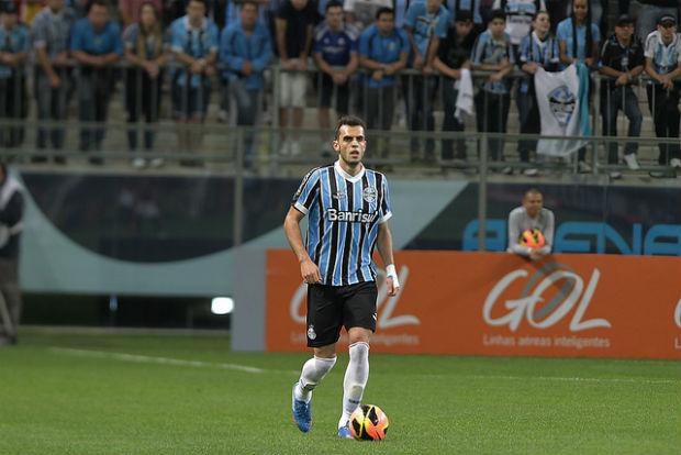 O zagueiro Rhodolfo deve ser desfalque do Grêmio para encarar o Vasco no sábado (Foto: Itamar Aguiar)