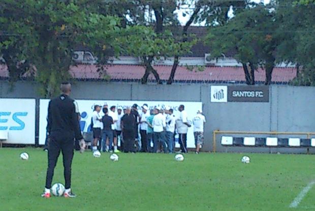 Líderes do elenco e membros da diretoria conversaram com torcedores presentes no CT Rei Pelé (Foto: Tiago Salazar)