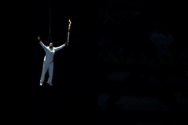 Nas mãos do campeão olímpico Donovan Bailey, a tocha do Pan 2015 chegou de paraquedas logo no início da festa