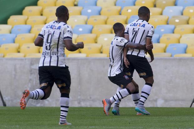 Elias se limitou a deixar os companheiros o abraçarem após o primeiro gol (foto: Daniel Augusto Jr.)