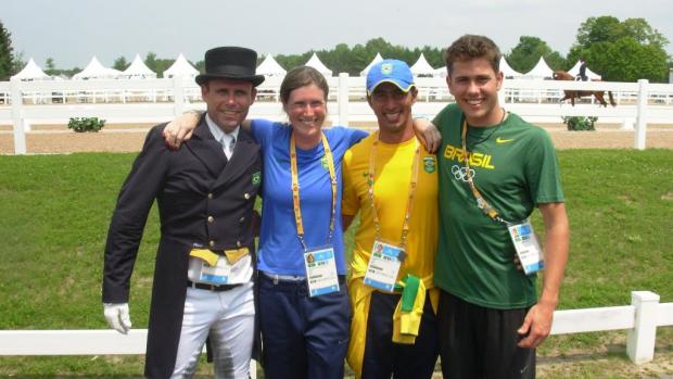 Os medalhistas de bronze do adestramento são (da esq. para a dir.): João Paulo dos Santos, Sarah Waddel, Leandro Aparecido e João Victor Oliva