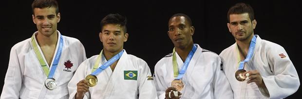 Na final, Charles Chibana venceu o canadense Antoine Bouchard em luta bem disputada (Foto: William Lucas/Inovafoto)