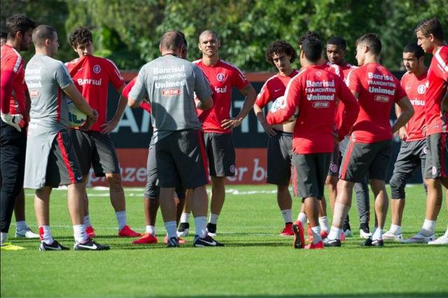 Treinador uruguaio admite foco maior na Copa Libertadores e definirá o time em treinos desta segunda e terça