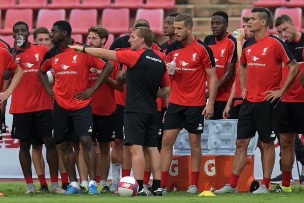 Comandando o Liverpool na Tailândia, onde a equipe disputará amistosos, Rodgers (ao centro) não sente falta de Sterling (Foto: Pornchai Kittiwongsakul)