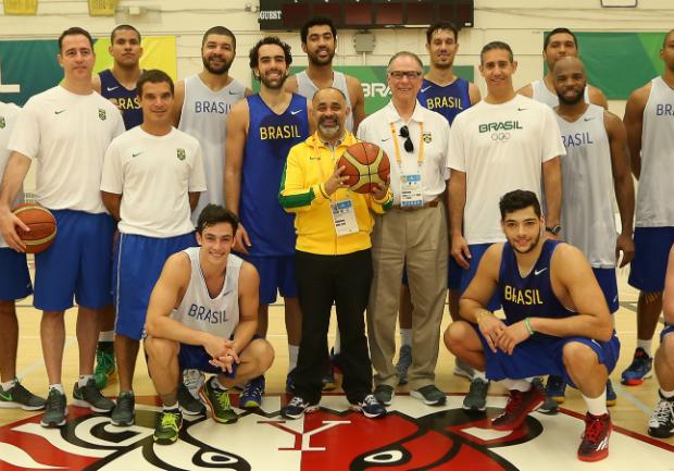 George Hilton, ministro do Esporte, e Carlos Arthur Nuzman, presidente do COB, com jogadores de basquete. Foto:Saulo Cruz/Exemplus/COB