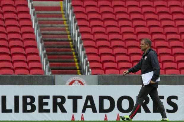 O técnico Diego Aguirre não poderá comandar o Inter do banco de reservas por estar suspenso