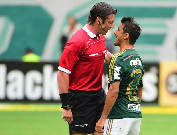Árbitro Raphael Claus já distribuiu 44 cartões amarelos e um vermelho nas seis partidas que apitou neste Brasileiro