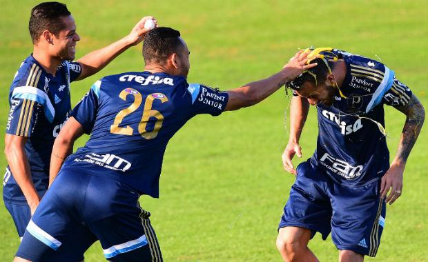 O lateral João Paulo e o zagueiro Jackson fizeram questão de trazer Leandro Pereira ao gramado para atirar ovadas