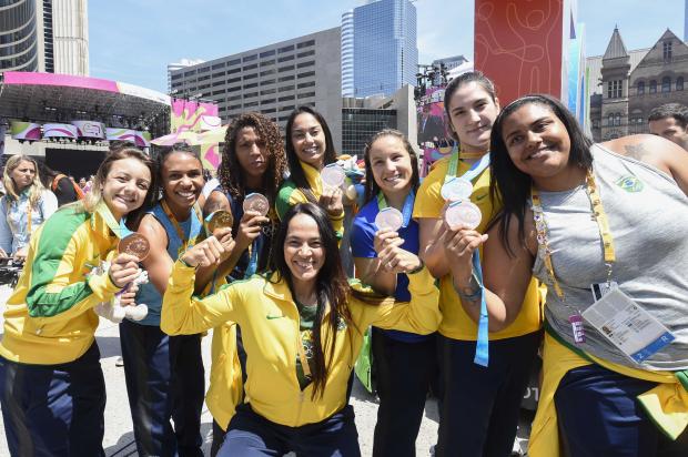 Judocas Brasileiras e técnica Rosicleia Campos posam com medalhas dos Jogos na Nathan Phillips Square