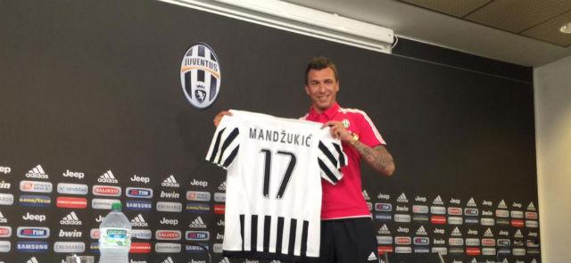 Mandzukic se refere ao elenco da Juventus como 'família' e garante que dará seu melhor na Itália
