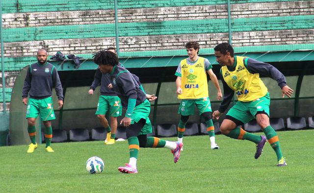 Chapecoense treina pela manhã para se adaptar ao jogo de domingo, às 11h