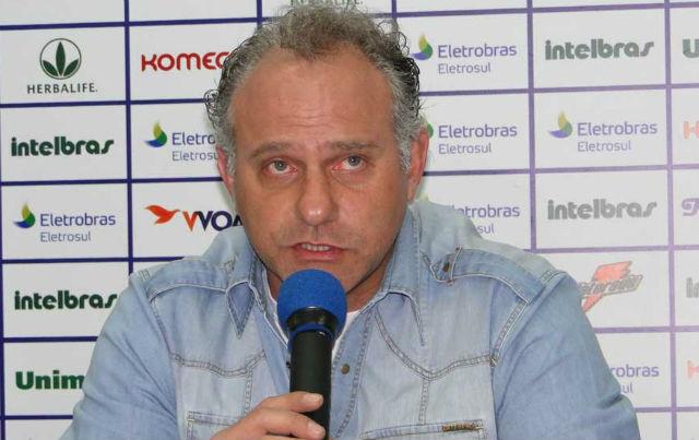 Toninho Cecílio chega a Natal para assumir o comando da equipe do ABC