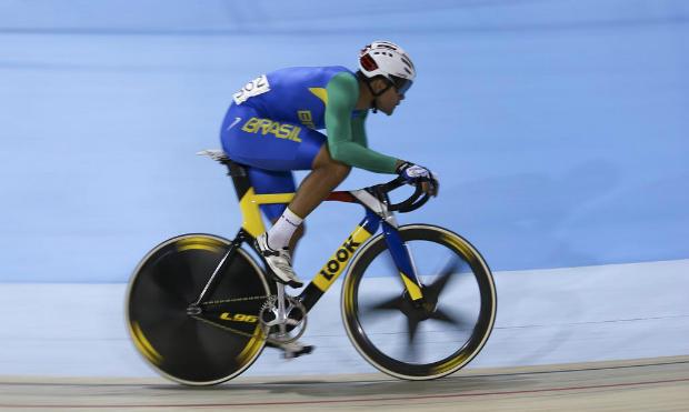 Com quatro etapas pela frente, Gideoni Monteiro se mantém no topo na disputa do ciclismo
