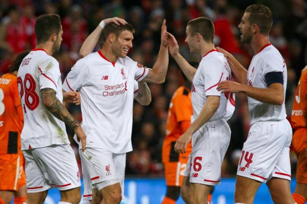 Novo reforço, Milner (centro) rouba a cena em amistoso de turnê do Liverpool pela Austrália (Foto: Patrick Hamilton)