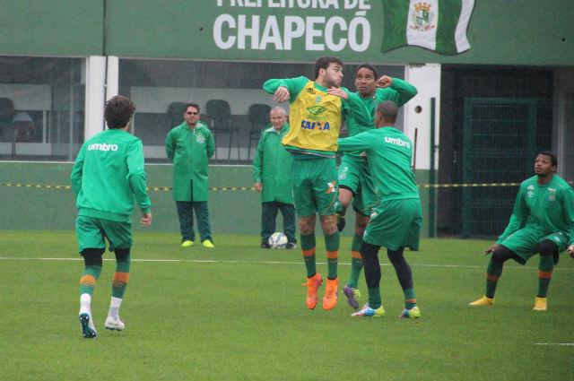 Elenco da Chape treinou pela manhã visão adaptação ao jogo das 11 horas