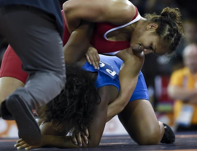 Após imobilizar a porto-riquenha Ana González, Aline Ferreira faturou o bronze para o Brasil (Foto: Saulo Cruz)