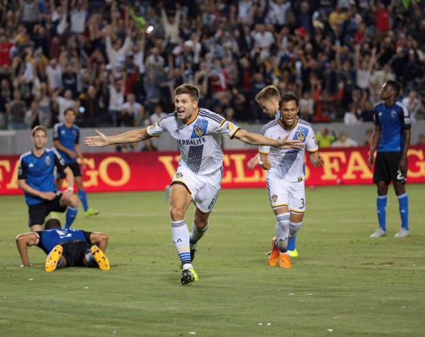Gerrard teve atuação primorosa ao participar de três gols em seu debute na Major League Soccer
