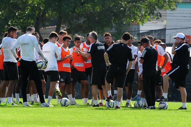 Dorival Júnior orienta seus comandados no treino deste sábado