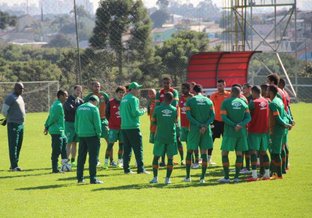 Elenco alviverde treinou no mesmo horário da partida deste domingo