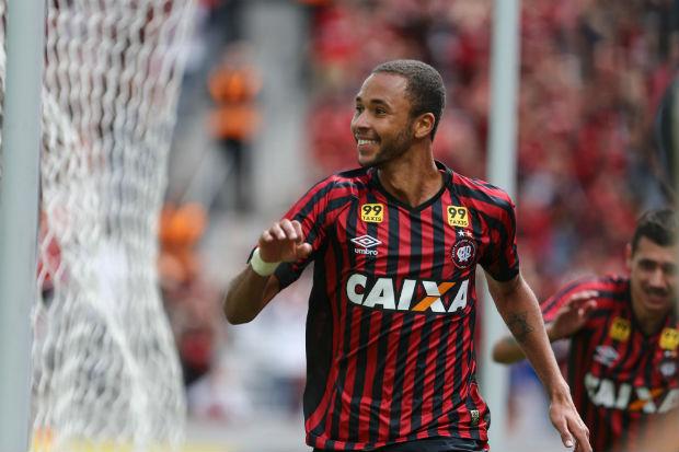 Hernani marcou de cabeça e deu a vitória ao Furacão (Foto: Geraldo Bubniak)