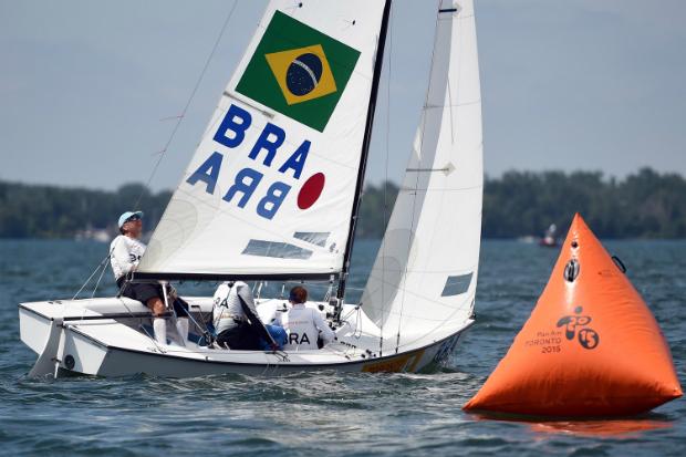 Cláudio, Gunnar e Maria faturaram o bronze na classe Lightning; foi o sexto pódio brasileiro na vela em Toronto