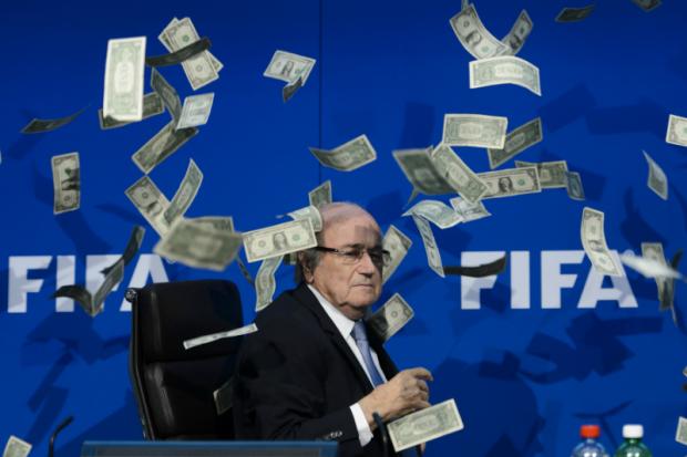 Constrangido, presidente da Fifa deixou sala de imprensa após ser alvo de manifestação (Foto: Fabrice Coffrini)