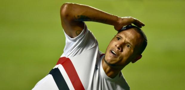 Luís Fabiano igualou Serginho Chulapa em número de expulsões com a camisa tricolor: 16 no total