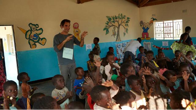 O suíço participou de atividades em alguns dos centros ajudados pela Fundação Roger Federer