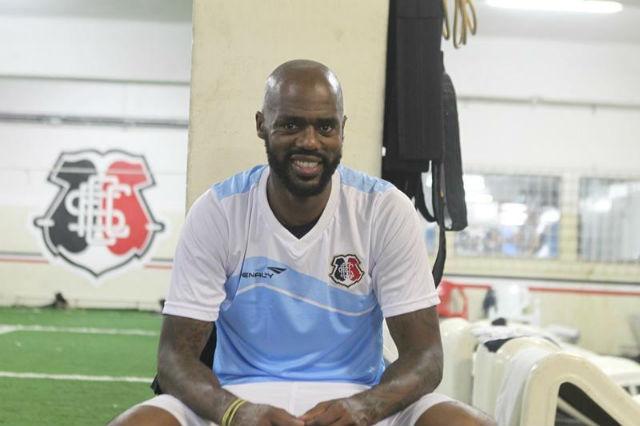 Grafite se diz feliz por voltar a vestir a camisa tricolor que o revelou para o futebol (Foto: Santa Cruz F.C.)