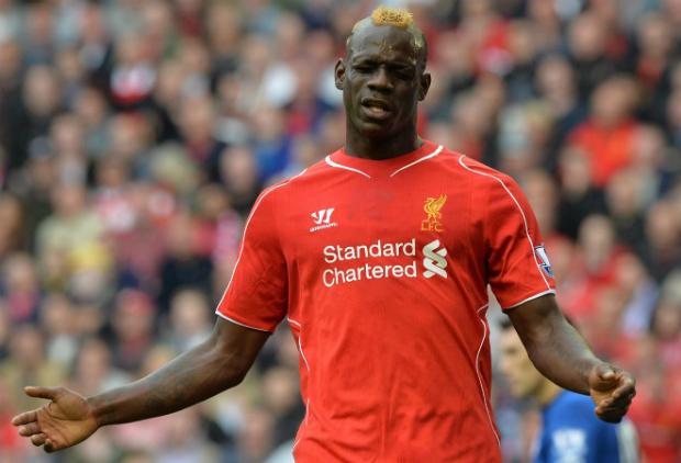 A torcida do Liverpool não poupou Balotelli, pedindo para o italiano se juntar a Sterling no City