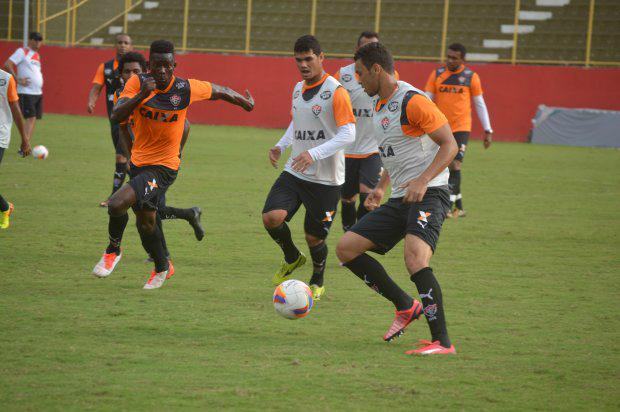 Kanu (esq) treina normalmente com a equipe do Vitória.