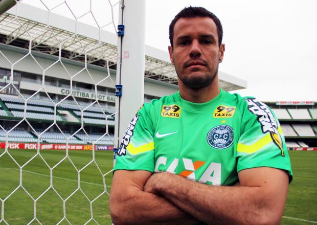 Por precaução do departamento jurídico do Coxa, o goleiro não enfrentará a Ponte Preta