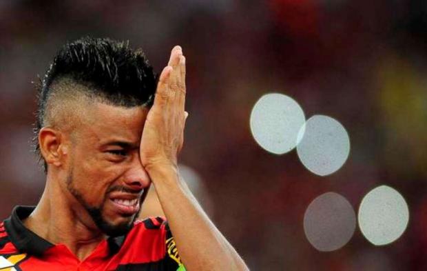 Impedido de jogar no Coritiba pelo STJD, o lateral Leonardo Moura só poderia voltar a atuar no Brasil em 2015 pelo Fla