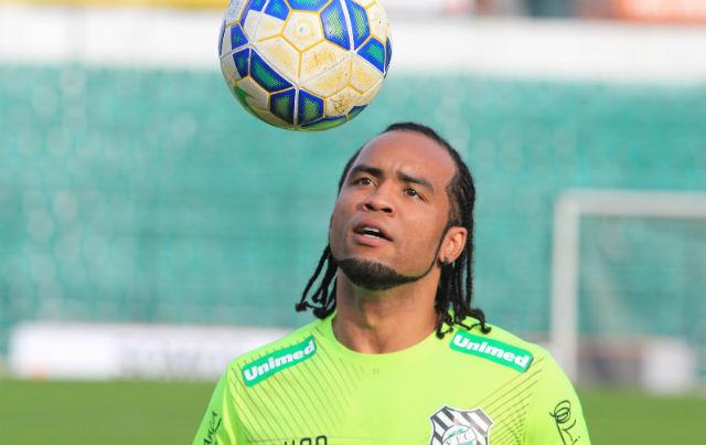 Carlos Alberto trabalha para adquirir a condição física ideal e ficar à disposição de Argel Fucks
