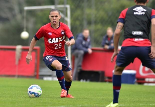 Marcos Guilherme se recuperou de uma luxação no ombro e está à disposição de Milton Mendes (Foto: Gustavo Oliveira)