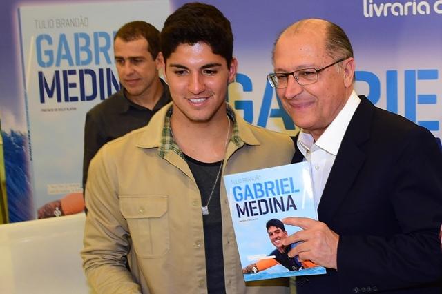 O governador Geraldo Alckmin foi ao Shopping Iguatemi para assegurar um autógrafo do surfista