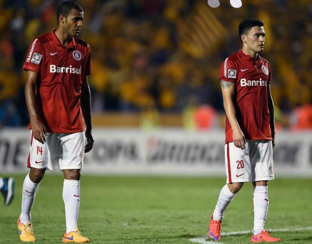 Após amargar eliminação da Libertadores em Monterrey, o Inter desembarcou em silêncio e sob protestos