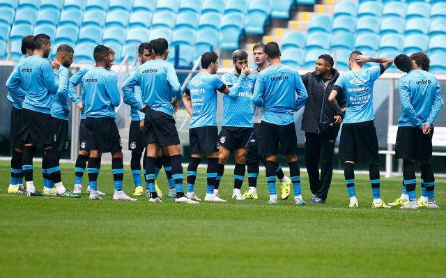 Treinador gremista exercitou finalizações e bola parada antes de encarar o Sport no Sul