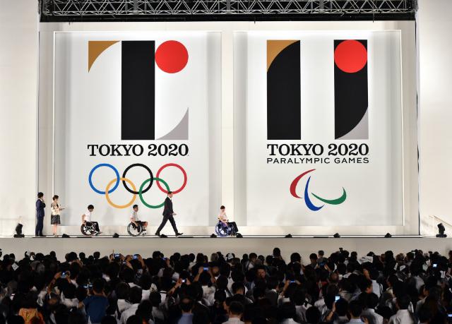 Os logotipos dos Jogos Olímpicos (à esquerda) e Paralímpicos (à direita) de Tóquio 2020 foram divulgados nesta sexta (Foto: Yoshikazu Tsuno)