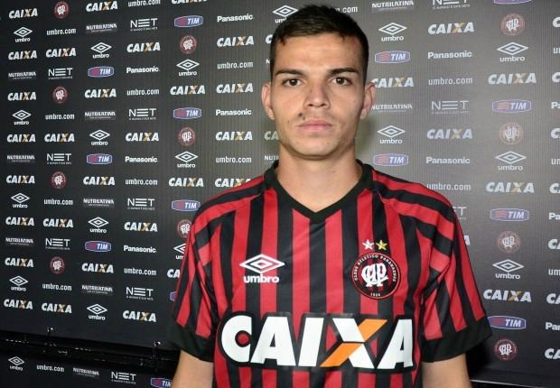 O meia Daniel Hernández tratou a estrutura oferecida pelo Furacão como