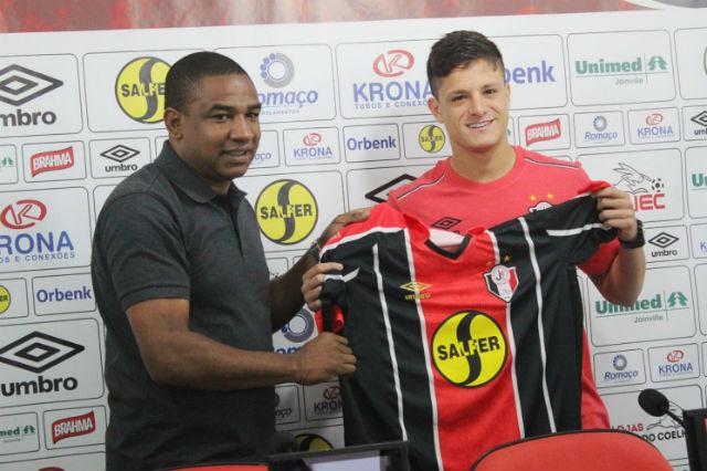 Lucas Crispim sentiu desconforto na coxa e não vai encarar Santos (Foto: Assessoria de Imprensa do JEC)