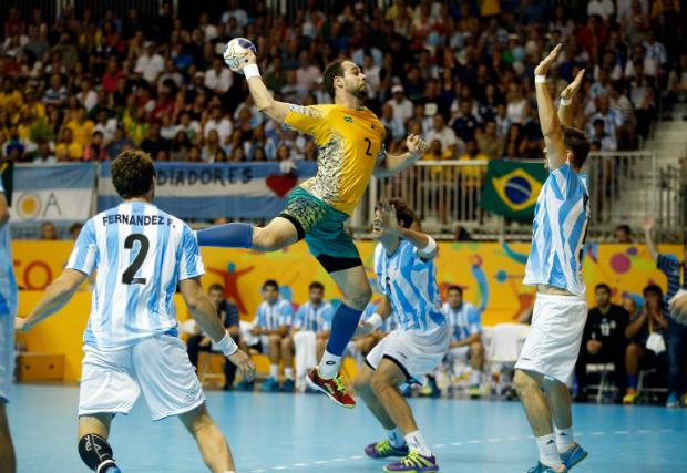 Brasil sofre, mas derrota Argentina na final do handebol (Foto: Ezra Shaw/AFP)