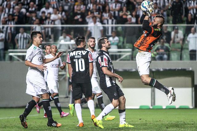 Figueirense segurou o Atlético-MG em parte do jogo, mas acabou sucumbindo diante do líder