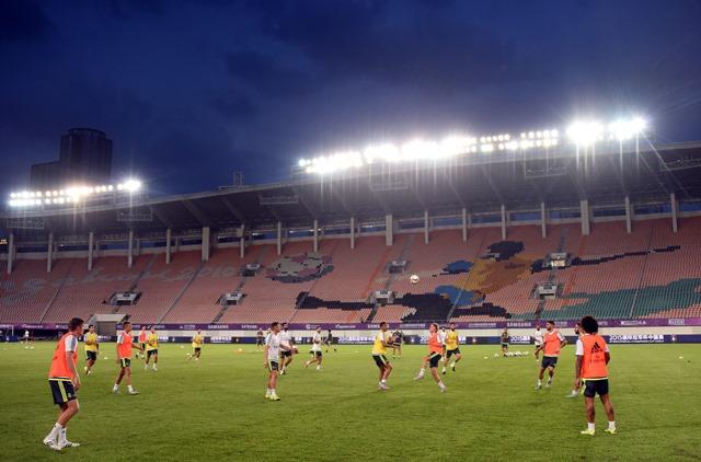 O elenco do Real Madrid treinou na China para o confronto contra a Inter de Milão, nesta segunda-feira