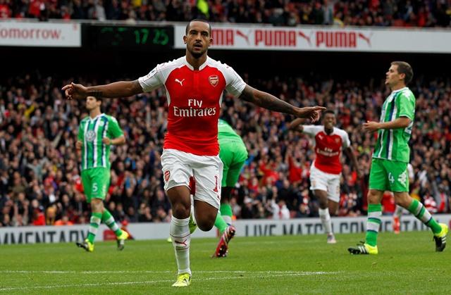Com gol de Theo Walcott, Arsenal venceu o Wolfsburg e ficou com a taça da Emirates Cup em Londres