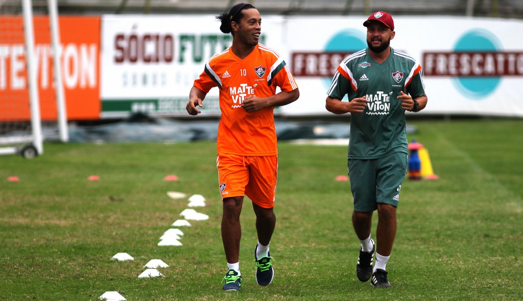 Ronaldinho Gaúcho corre em torno do gramado em seu primeiro treino